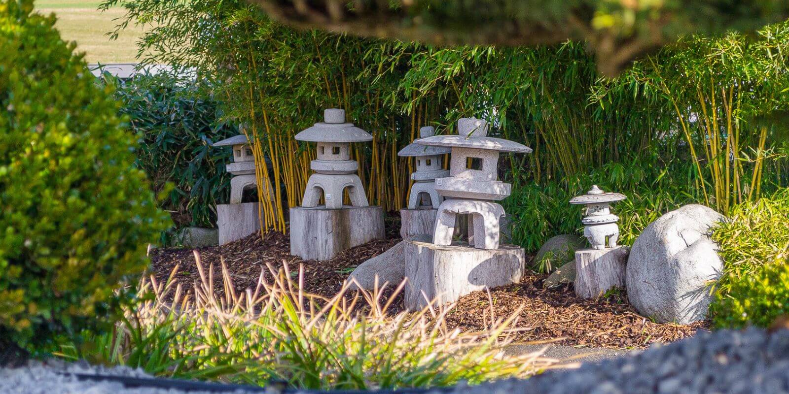 Detailní pohled na kamenné dekorace a lucerny v japonské zahradě Kameny.cz